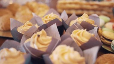 Çikolata puffs damla buttercreme swirls ekmek kek üzerinde üzerinde