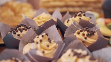 Çikolata puffs damla buttercreme swirls mini Pastalar ekmek üzerinde
