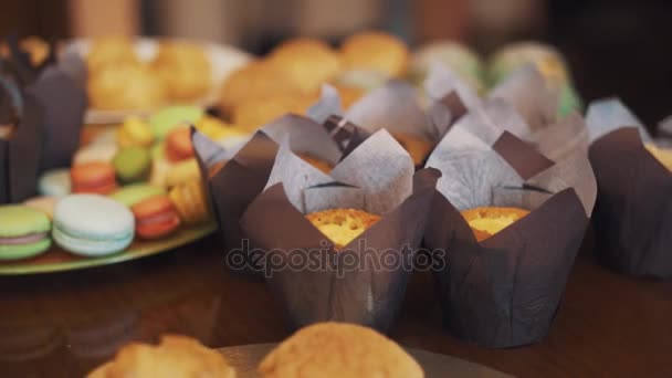 Panadería alimentos dulces coloridamente decorados en la mesa antes de la fiesta del té — Vídeo de stock