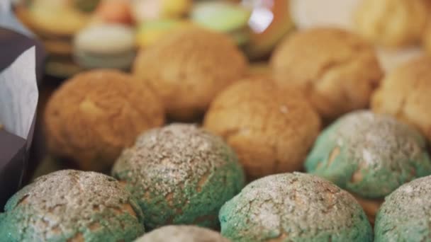 Γλυκά τρόφιμα σε πλάκες colorfuly διακοσμημένα στο τραπέζι της κουζίνας — Αρχείο Βίντεο
