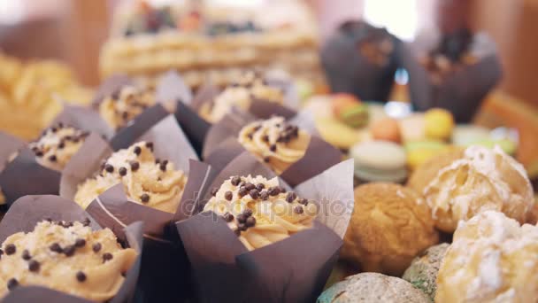 Bäckerei süße Lebensmittel bunt auf dem Schreibtisch vor der Teeparty dekoriert — Stockvideo