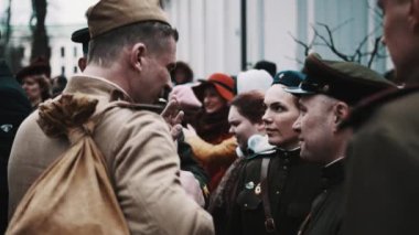 Saint Petersburg, Rusya Federasyonu - 9 Mayıs 2017: Söz ve Parkı'nda gülümseyen Sovyet askerleri grup erkek ve kadın kılığında