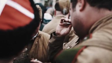 Saint Petersburg, Rusya Federasyonu - 9 Mayıs 2017: İkinci Dünya Savaşı Sovyet askeri Üniformalı erkeklere alkol cam ve arkadaş vermek dökülen