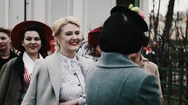 SAN PETERSBURG, RUSIA - 9 DE MAYO DE 2017: Hermosas mujeres en vestidos retro posando sonrientes en el parque de la ciudad — Vídeos de Stock