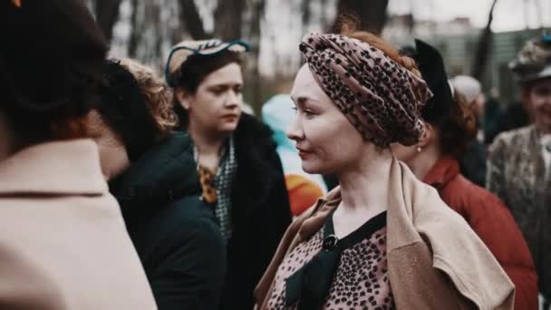 Sankt Petersburg, Ryssland - 9 maj 2017: Grupp av medelålders kvinnor bär vintagekläder som pratar med varandra — Stockvideo