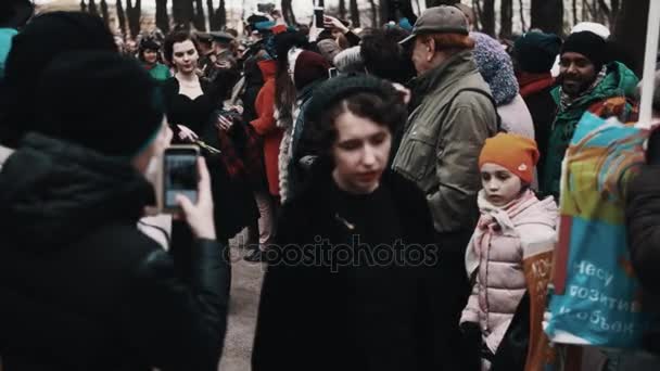 Petrohrad, Rusko - 9 května 2017: Ženy v historických kostýmech pěší koridor přes dav lidí v parku — Stock video
