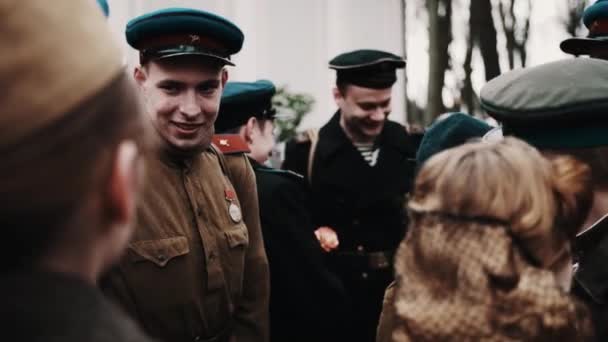 Sint-Petersburg, Rusland - 9 mei 2017: Groep van mannen in de oude Sovjet-soldaat en marine uniform op historische gebeurtenis — Stockvideo