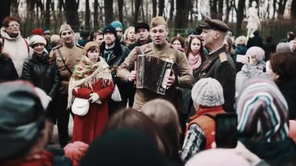 SAINT PETERSBURG, RUSSIA - 9 Mei 2017: Pria berseragam Soviet ww2 bermain harmonika dan bernyanyi bersama kerumunan — Stok Video