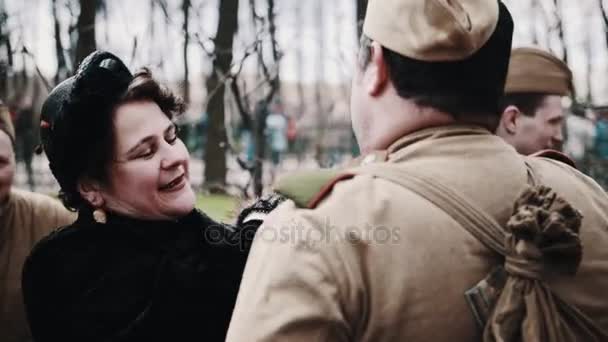SAINT PETERSBURG, RUSSIE - 9 MAI 2017 : Homme en uniforme de soldat soviétique se disputant avec une femme en robe noire vintage — Video