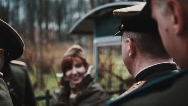 Sint-Petersburg, Rusland - 9 mei 2017: Leuke rode donkerharige vrouw in de groep mannen in retro Sovjet-officier uniformen — Stockvideo