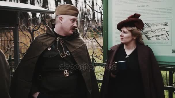 상트페테르부르크, 러시아-5 월 9 일, 2017: 콧수염 남자 군인 균일 한 복고풍 의상에서 여자 얘기에 — 비디오