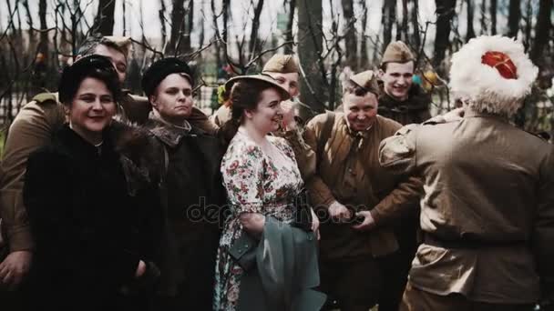 SAN PETERSBURG, RUSIA - 9 DE MAYO DE 2017: Grupo de hombres con trajes de soldados soviéticos wwii y mujeres con trajes vintage posando — Vídeo de stock