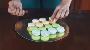 Pudra eller sıkar ganache yapım macaron doldurma