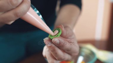 Tatlı baker yeşil küçük macaron pembe buttercreme ile doldurma