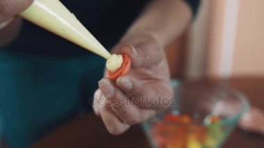 Pasta baker ile beyaz krem kırmızı küçük macaron doldurma