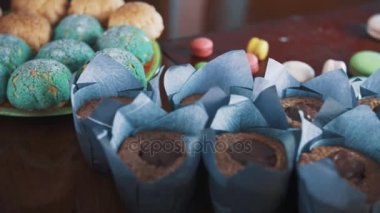 Kadın pudra eller plaka üzerine tablo üzerinde renkli macarons yerleştirir