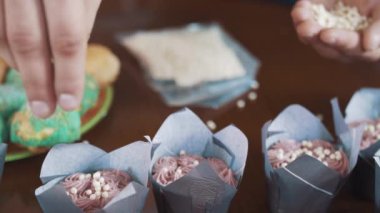 Baker adam ellerini süsleyen muffin pirinç puffs topları ile