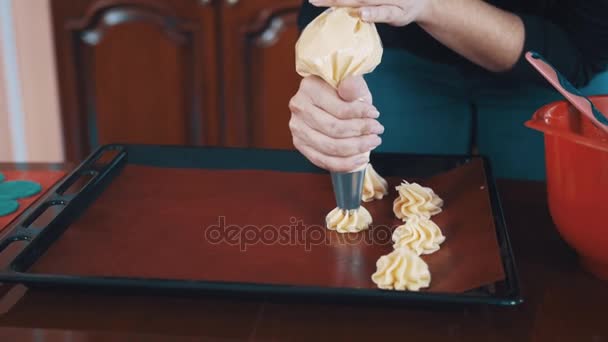 Il pasticcere le mani femminili stringe la pasta su teglia in cucina — Video Stock