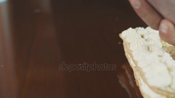 Pâtisserie cuisinier homme mains serre remplissage crème sur la manche couche de gâteau — Video