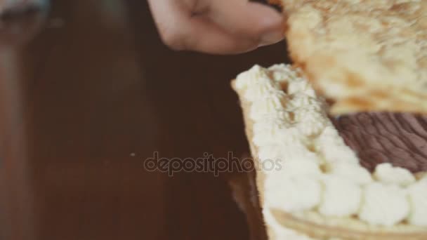 Pastelería cocinar manos masculinas pone capa de pastel en la parte superior de crema batida — Vídeos de Stock