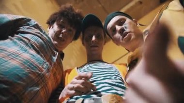 Üç kirli işçi strats gülerek endam kamera içine bakıyor