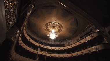 Lüks konser salonu pahalı avize ılık ışık