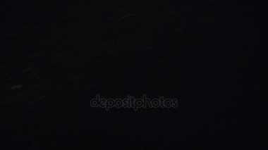 Karanlık odada projektör demeti toz lekeleri