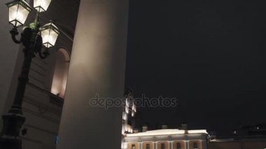 Karanlık gecede inşaat column yakınındaki eski stil metal sokak lambası