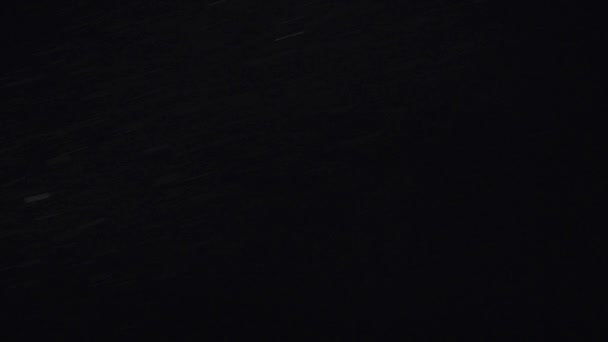 Macchie di polvere che volano in fascio di luce in camera oscura — Video Stock
