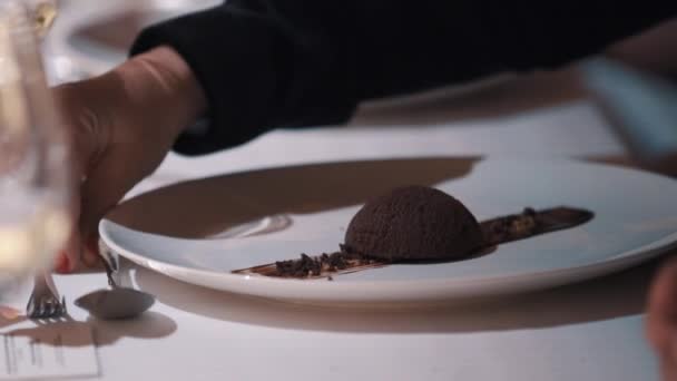 Mano femminile con smalto rosso prendere forchetta di metallo e pezzo di dessert — Video Stock