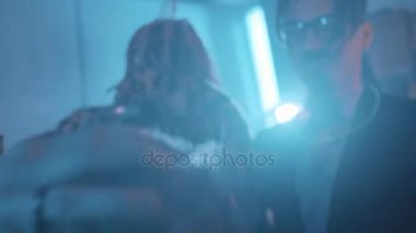 Adam başını sallayarak, büro memuru ısırmak onun kravat puslu Oda partide