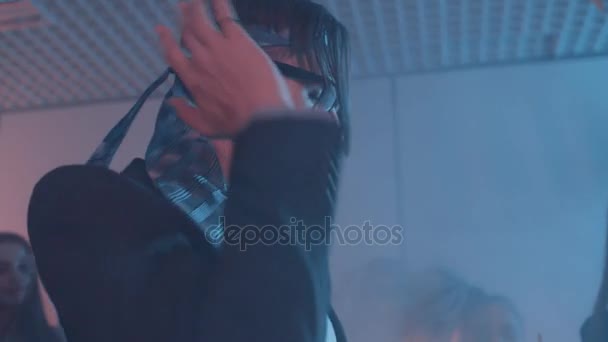 Офісний працівник в окулярах і вусах, пов'язаний навколо голови танцює на вечірці — стокове відео