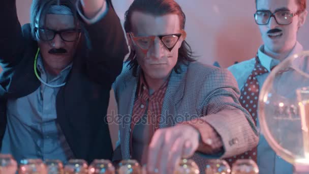 Dorky kantoorpersoneel drinken alcochol in shot glazen op toog op feestje — Stockvideo