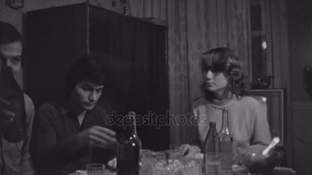 SAN PETERSBURG, RUSIA, 1981: Viejos amigos del cine vintage hacen fiesta en el apartamento a la mesa con comida y bebidas — Vídeo de stock