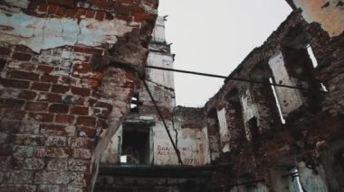 İçini tahrip orthodxal kilise kırmızı tuğla duvarlar, soğuk bulutlu gün