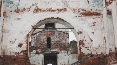 Orthodoxal kilise Binası, karla kaplı tuğla yığınları terk edilmiş