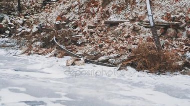 Eski bina, karla kaplı tuğla yığınları orthodoxal kilise yok edildi.