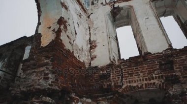 Orthodxal Tapınağı, kırmızı tuğla duvarlar, soğuk bulutlu gün içinde yok