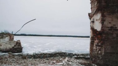 İçeride yok orthodxal Şapel, kırmızı tuğla duvarlar, soğuk bulutlu gün