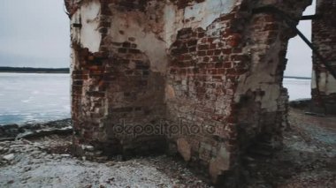 İç terk orthodxal Şapel, kırmızı tuğla duvarlar, soğuk bulutlu gün