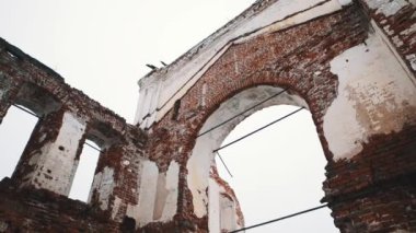 İçi harap orthodxal katedral kırmızı tuğla duvarlar, soğuk bulutlu gün