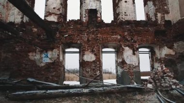 Orthodxal Katedrali, kırmızı tuğla duvarlar, soğuk bulutlu gün içinde yok