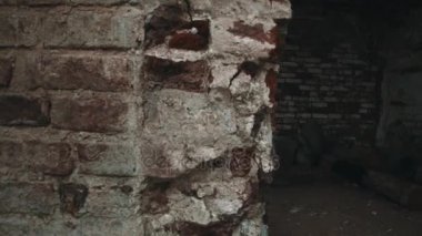 Kiler kar vadinin ortasında terk edilmiş eski bina duvarlar