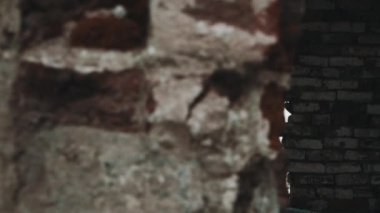 Kiler kar vadinin ortasında tahribe eski bina duvarlar