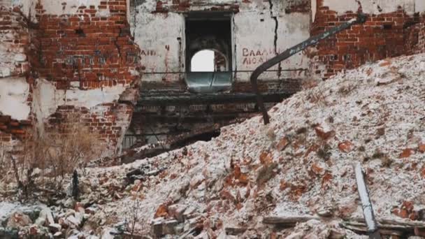 Ruinas del antiguo edificio de la iglesia ortodoxa, montones de ladrillos cubiertos de nieve — Vídeo de stock