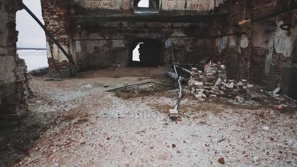 Innerhalb ruinierter Orthodxal Tempel rote Ziegelwände, kalter bewölkter Tag — Stockvideo