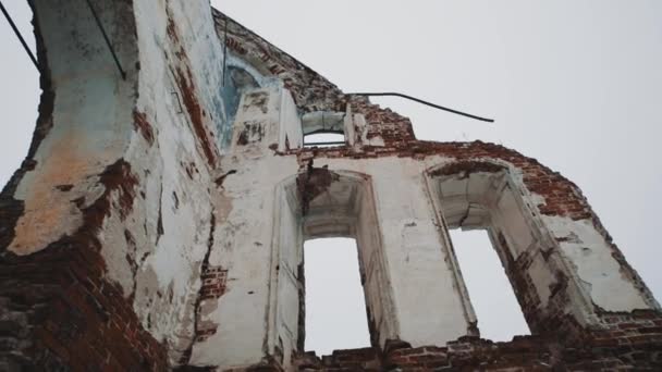 Dentro do templo orthodxal abandonado, paredes de tijolos vermelhos, dia nublado frio — Vídeo de Stock