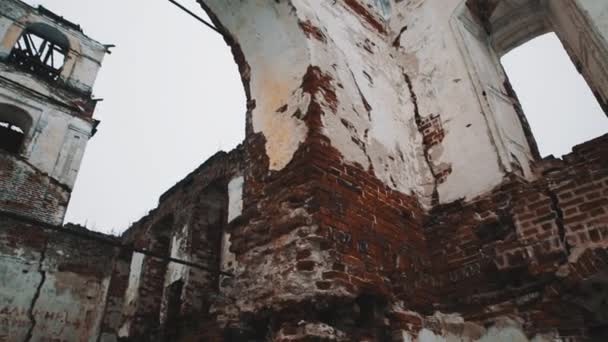 Inside ruined orthodxal chapel red bricks walls, cold cloudy day — Stock Video