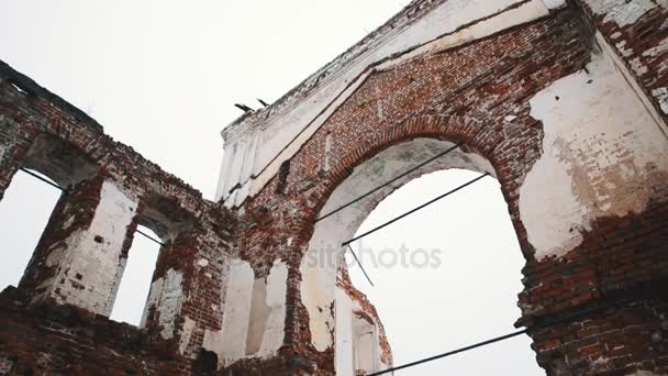 Drinnen ruinierte orthodxale Kathedrale rote Ziegelwände, kalter bewölkter Tag — Stockvideo