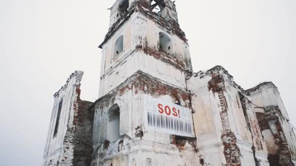 Verwoeste kathedraal bouwen in midden van bevroren meer bedekt met sneeuw — Stockvideo